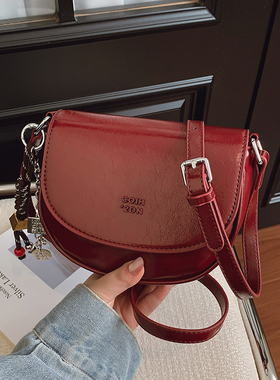 高级质感红色马鞍包包女2025新款轻便斜挎小包日韩可爱软皮手机包