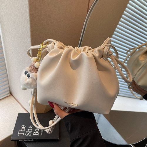 褶皱云朵包软皮斜挎包休闲水桶包