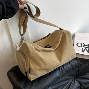 大容量尼龙帆布枕头包包女2026新款轻便旅行斜挎包休闲运动健身包