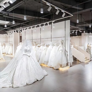 订制不锈钢婚纱展示架悬挂礼服吊架顶天立地拖尾挂衣架秀禾陈列架