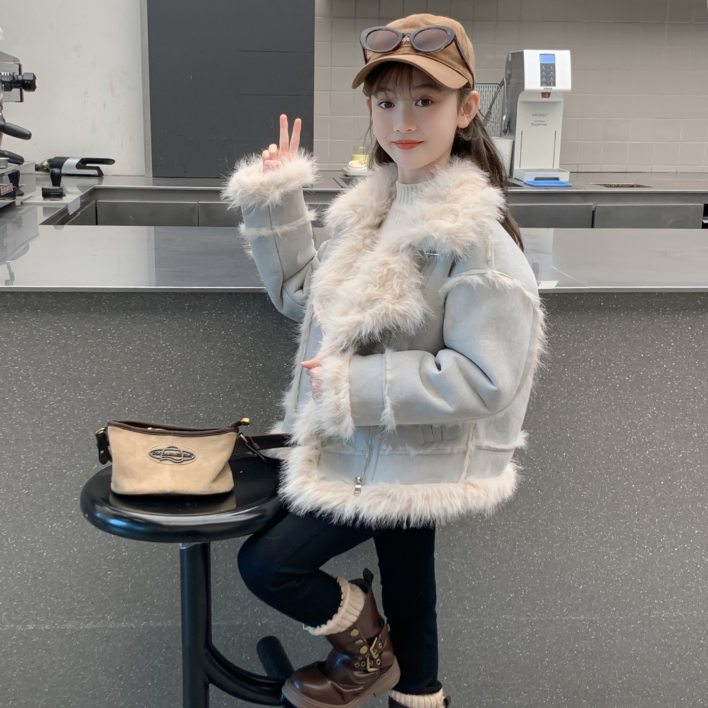 女童外套2025新款冬装儿童洋气时髦加厚皮毛一体女孩爆款网红冬季