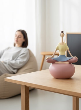 北欧手绘树脂人物瑜伽桌面摆件