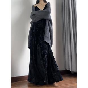 读衣术丝绒连衣裙秋冬 黑色印花内搭打底长裙 复古金丝绒吊带裙子