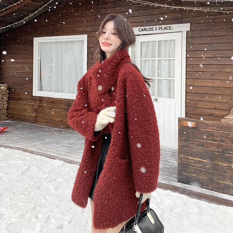 本命新年酒红色围脖皮毛一体羊羔毛外套女冬季2025新款中长款保暖