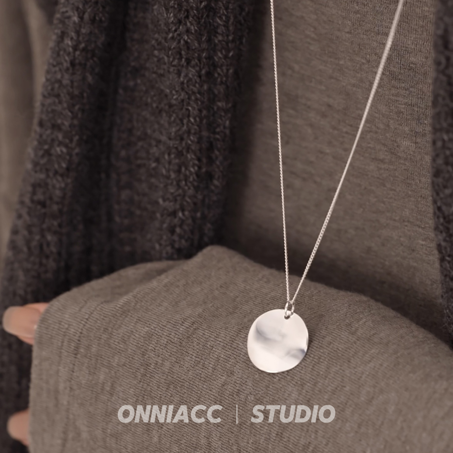 肌理纹圆牌项链女长款毛衣链纯银