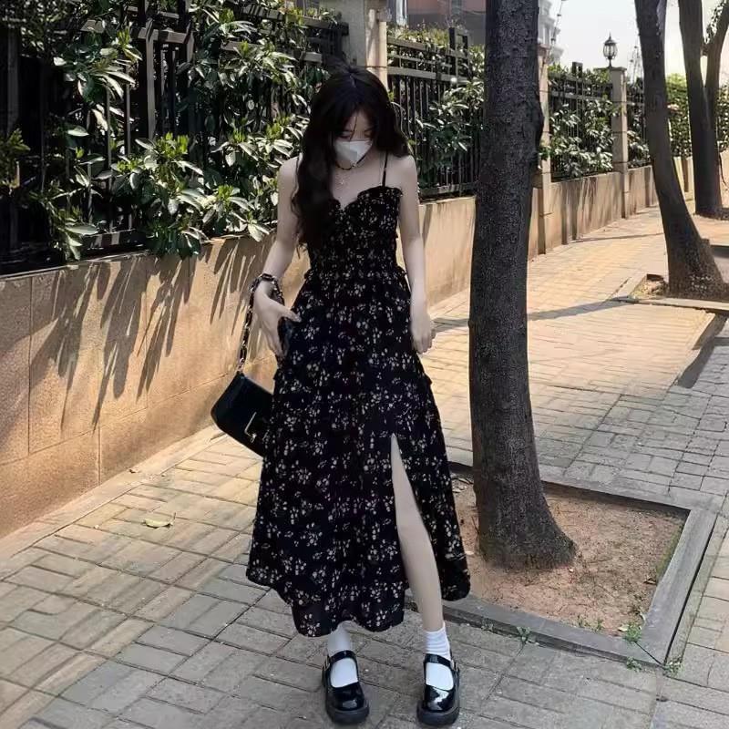 黑色甜美碎花吊带连衣裙女夏季2025新款高级感气质茶歇裙开叉长裙