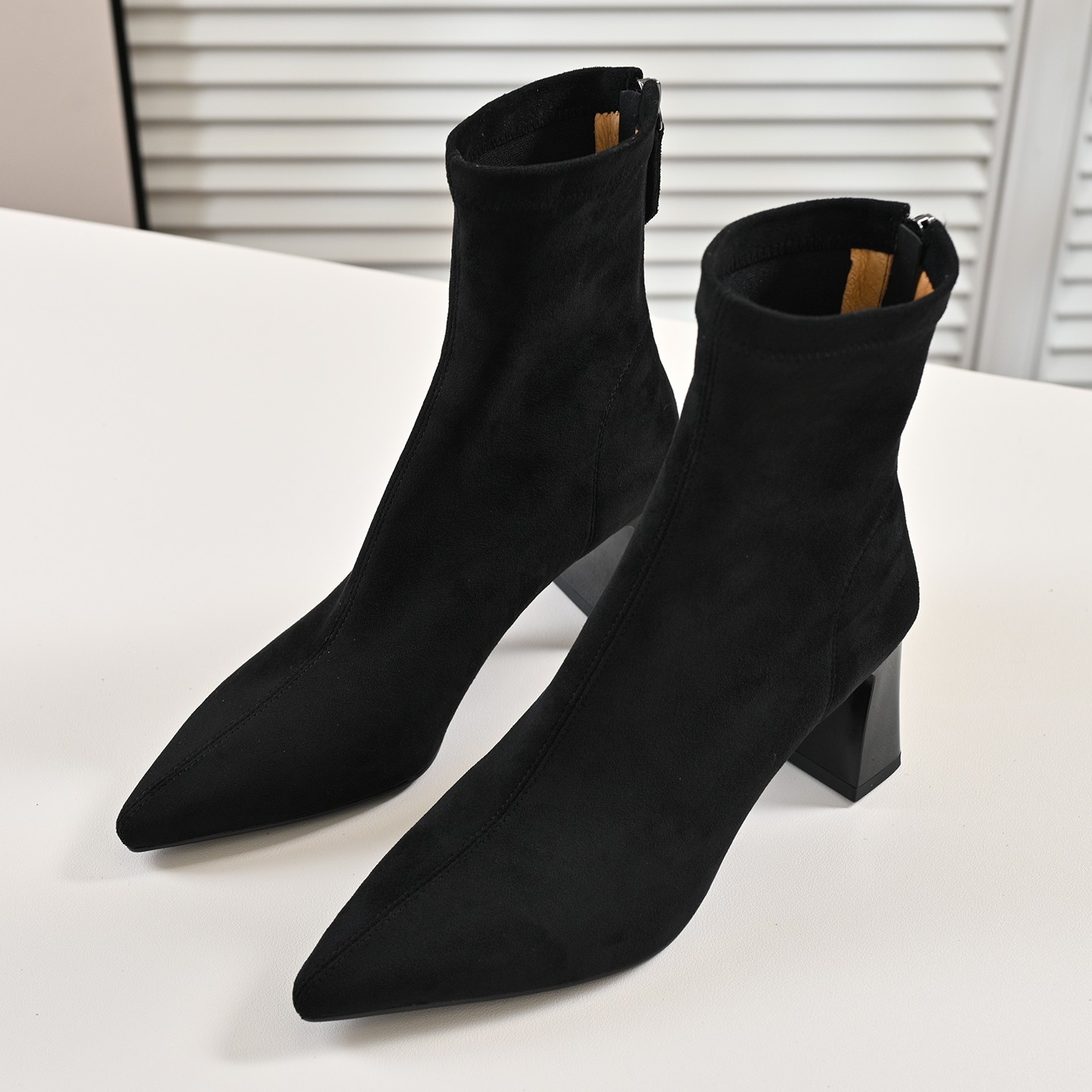 步享黑色尖头高跟绒面短靴女