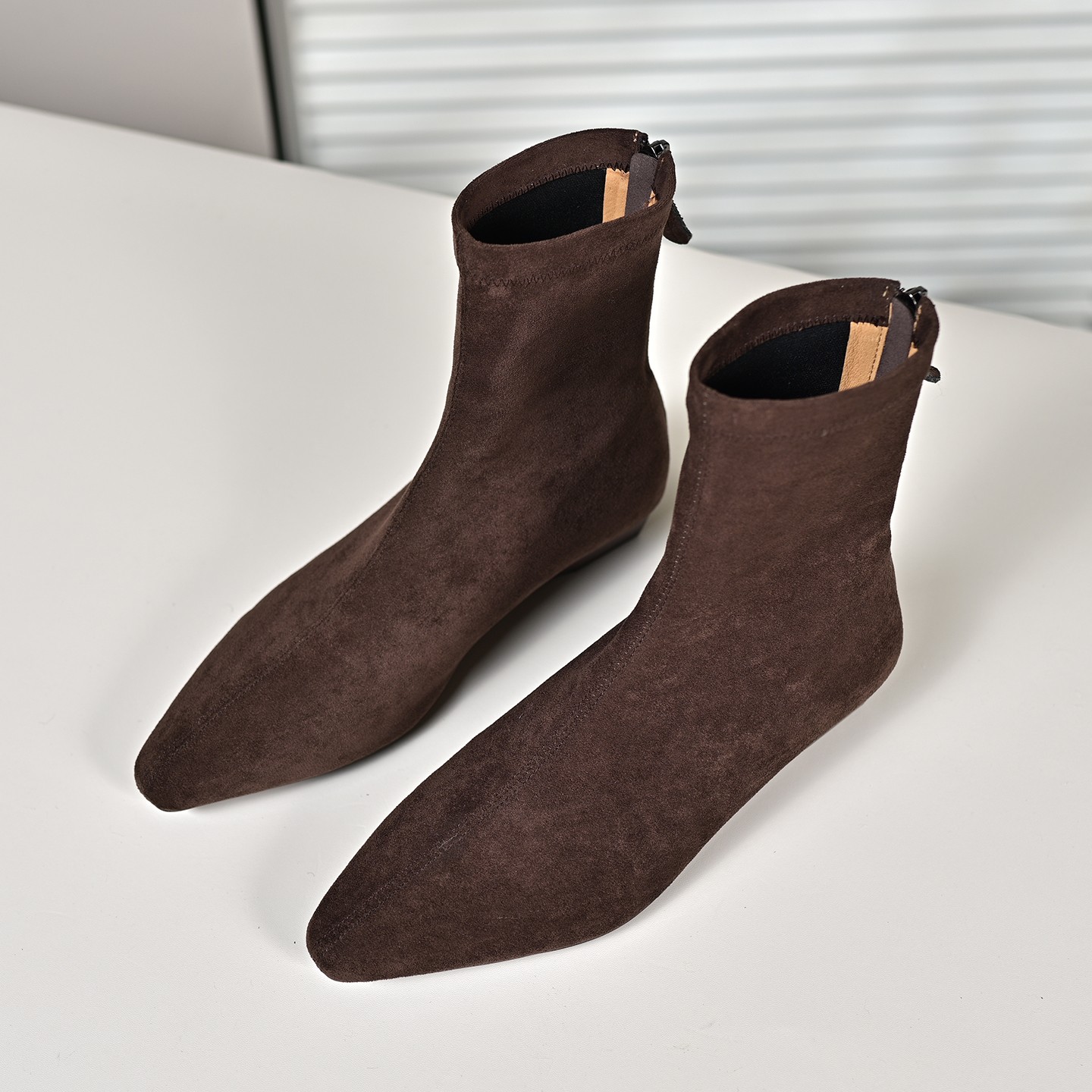 步享棕色绒面尖头低跟短靴女