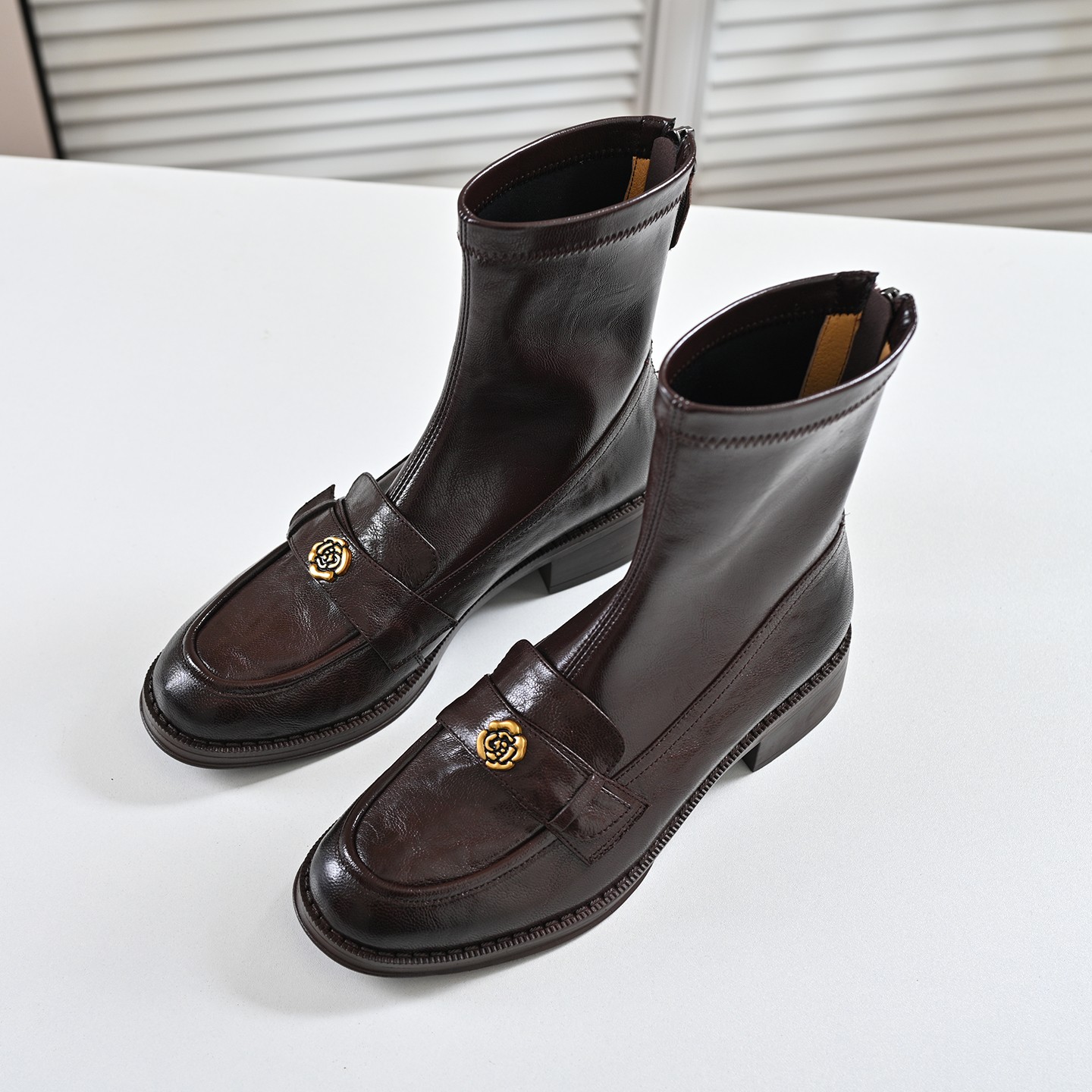 步享棕色圆头低跟羊皮短靴女