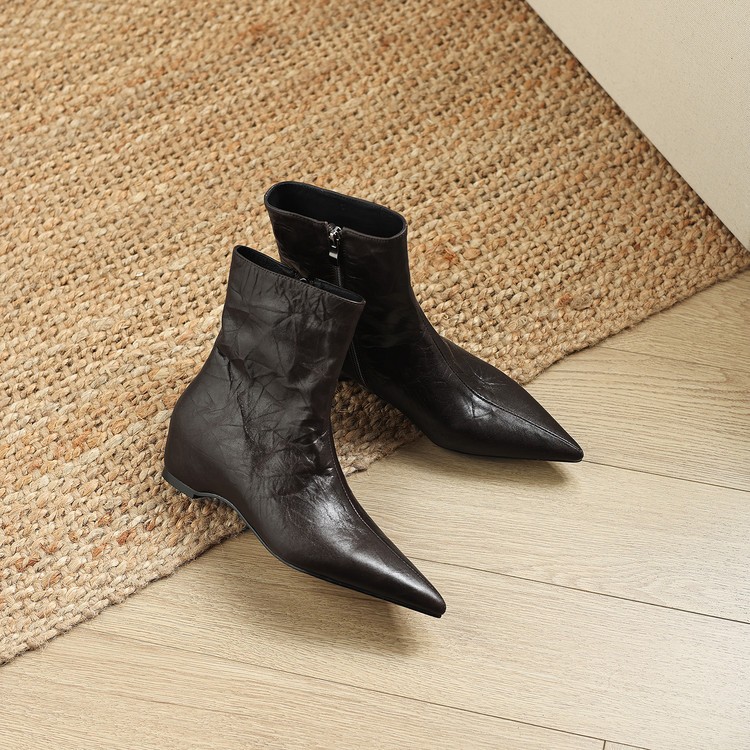 步享棕色尖头中跟短靴女2025新款