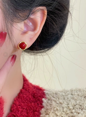 2024年新款潮女小巧精致方形红色珠珠耳钉时尚简约气质高级感耳饰