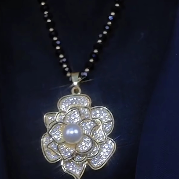 秋冬爆款镶钻山茶花珍珠毛衣链长款项链女时尚高级花朵挂件配饰潮