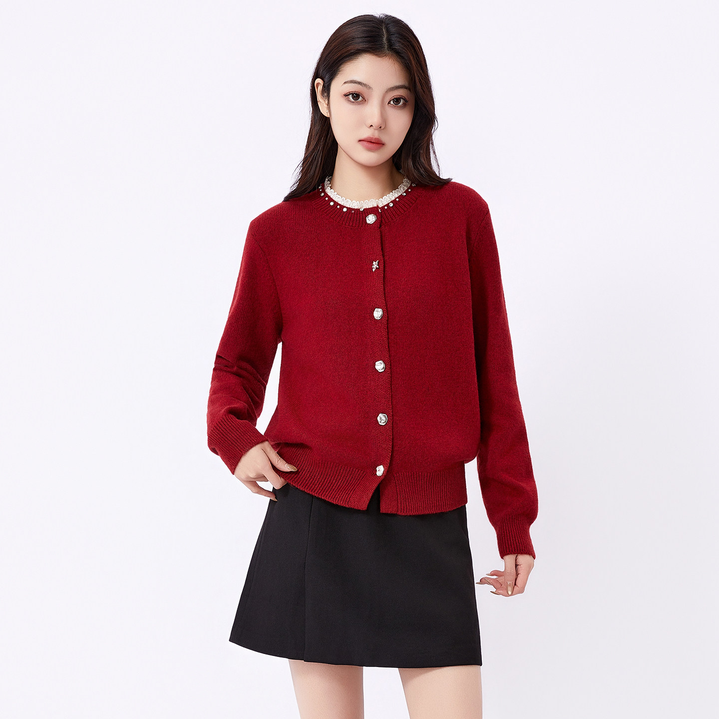 芭依璐毛衣经典珍珠串饰圆领针织开衫2026年春季新款红色短款上衣