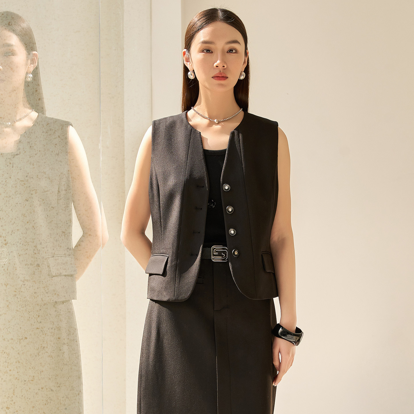 芭依璐2026春季新款无袖上衣女马甲通勤百搭显瘦V领西装背心外套