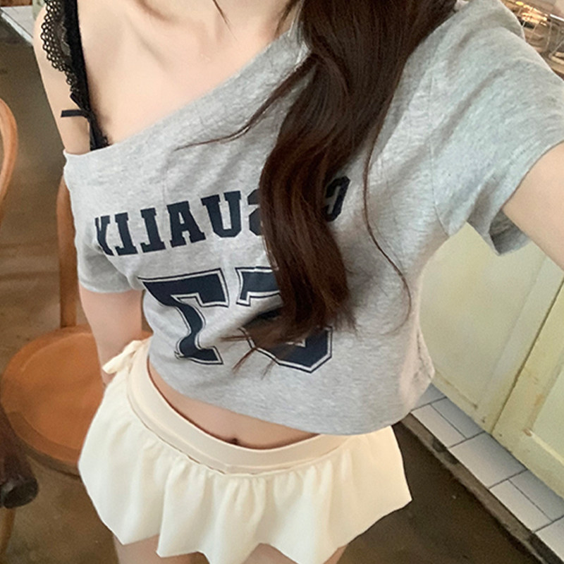 个性kpop女团短款灰色斜肩T恤女