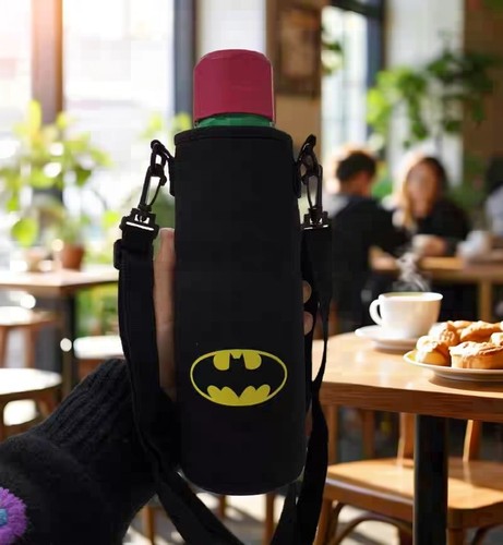 斜跨杯套杯具熊550ml600ml运动吸管杯水杯套保温水壶套防烫保护套