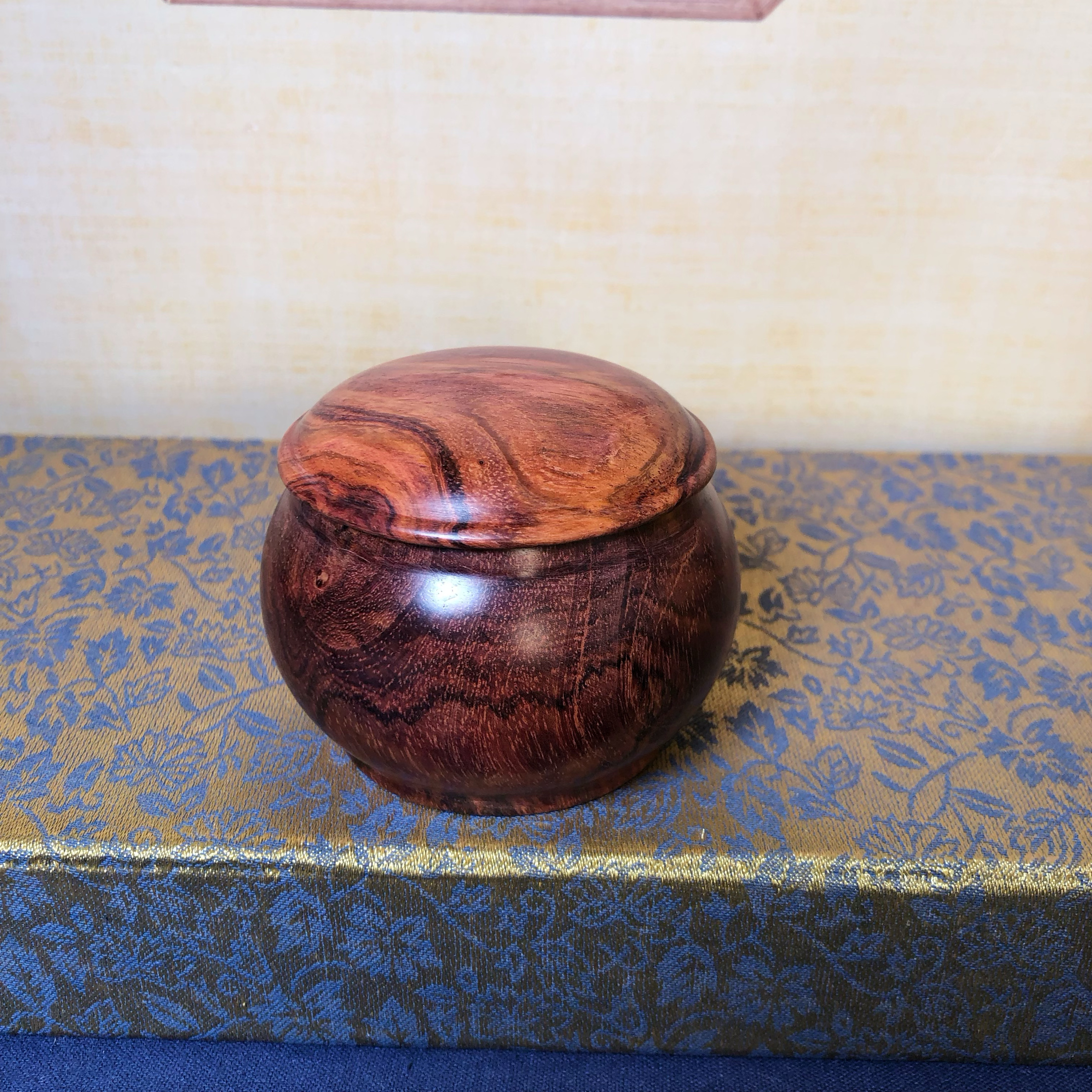海南黄花梨木品香罐天然降香味手把件瘤疤花蜘蛛纹胭脂盒复古摆件