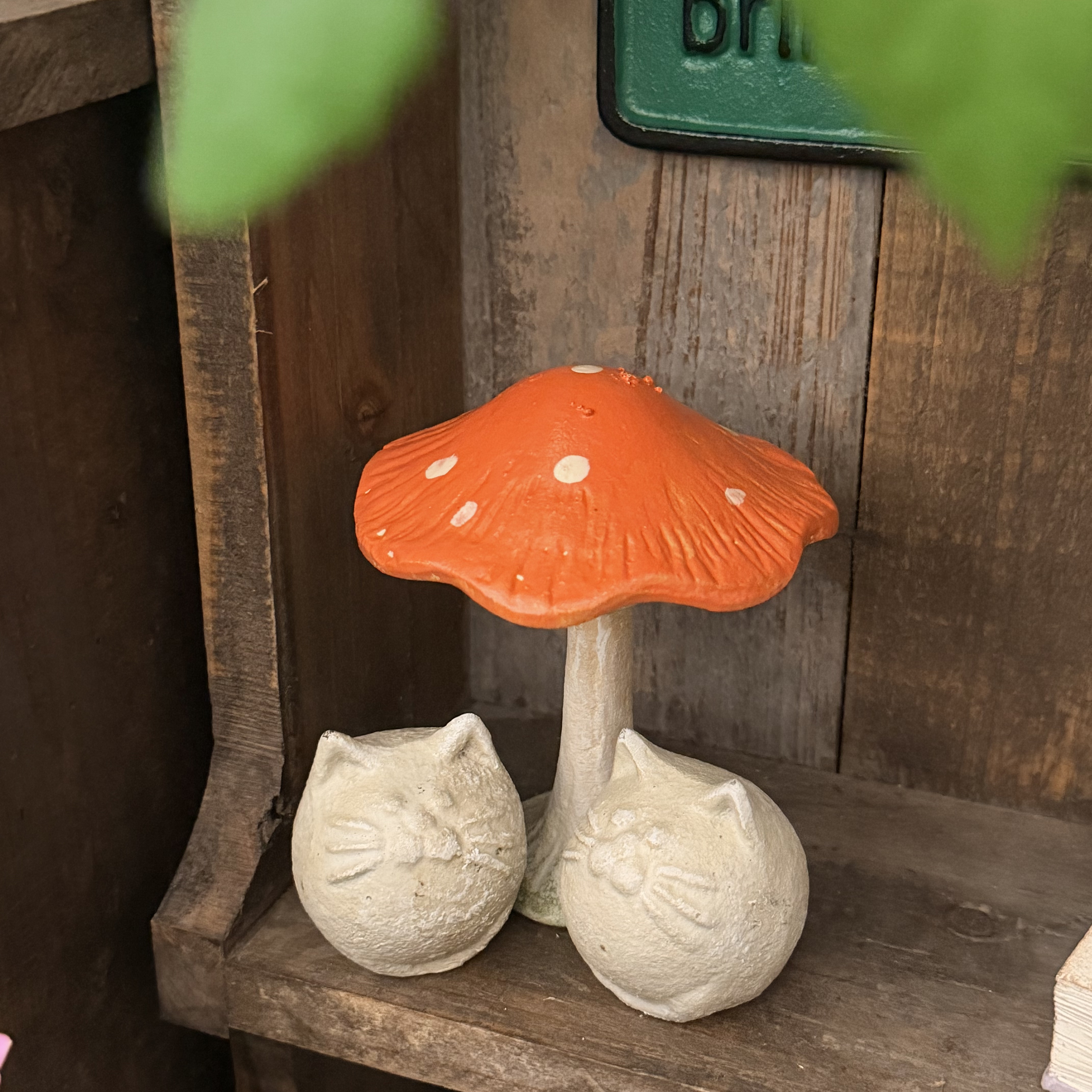 铸铁蘑菇摆件花园杂货多肉微景观复古做旧装饰场景搭配庭院摄影图片