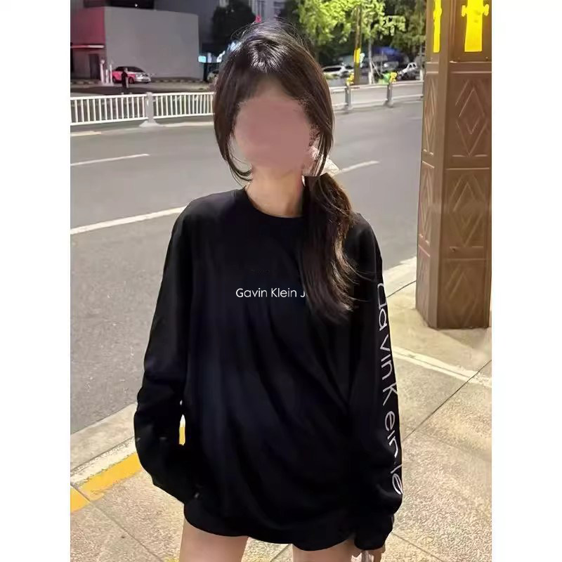 Áo thun dài tay màu đen t-281 chữ G dài phía trước tay áo (vải lụa sữa) - S