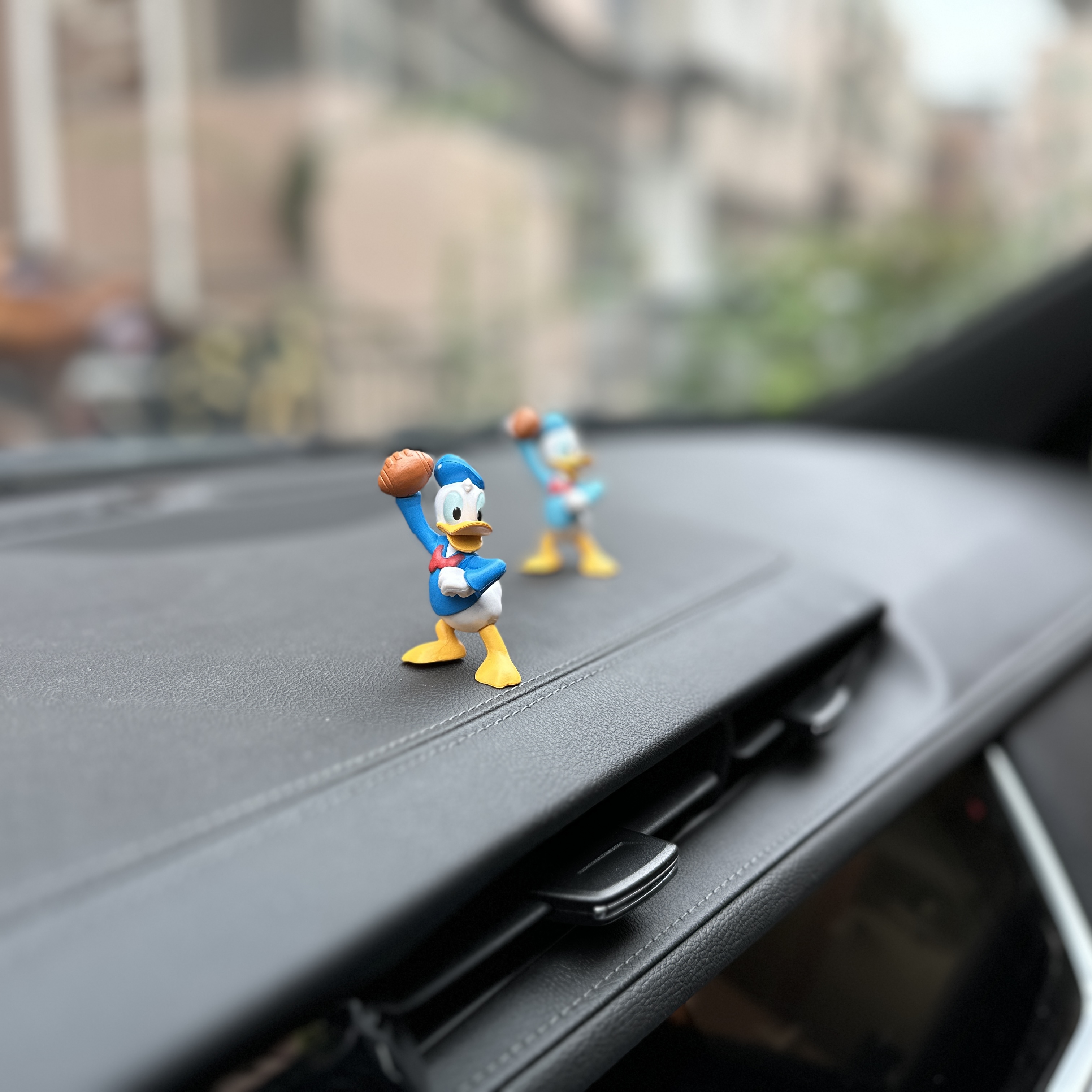 唐老鸭汽车中控台摆件可爱卡通公仔车载摆设车内个性内饰装饰玩具
