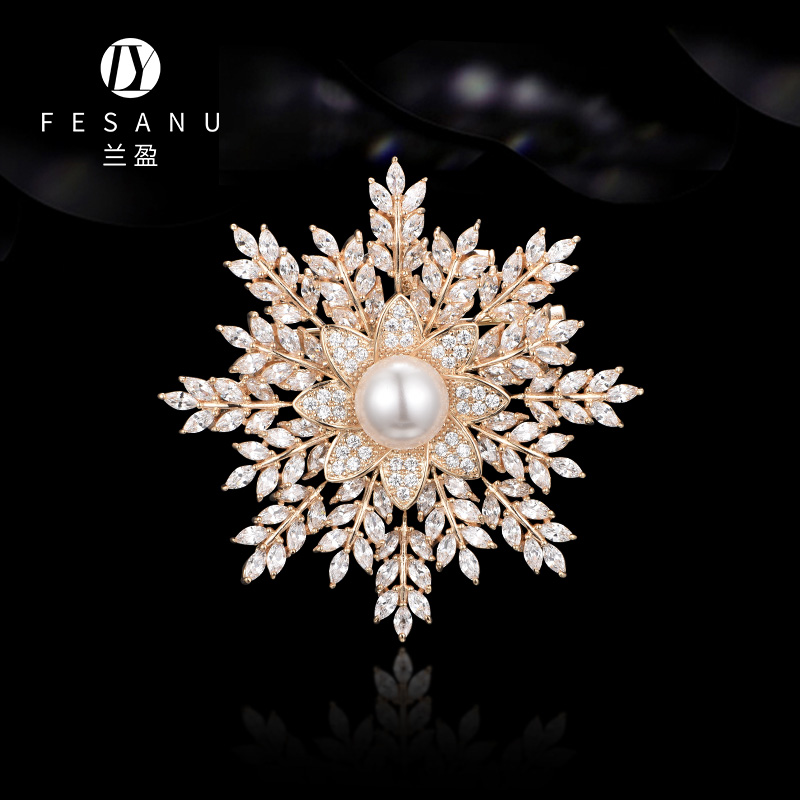 兰盈高级感雪花水晶胸针