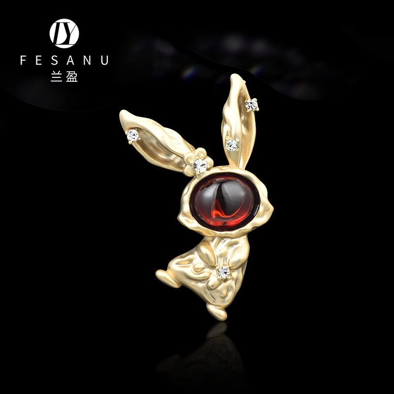 兰盈招财兔水晶胸针轻奢小众
