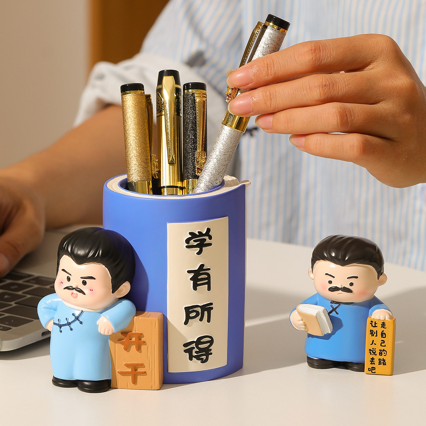 高颜值学霸笔筒树脂摆件