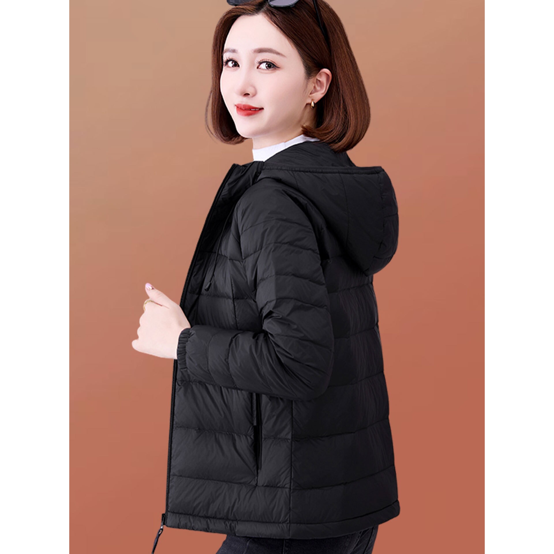 撤柜短款排骨轻薄羽绒服女士白鸭绒连帽黑色保暖外套新款小个子