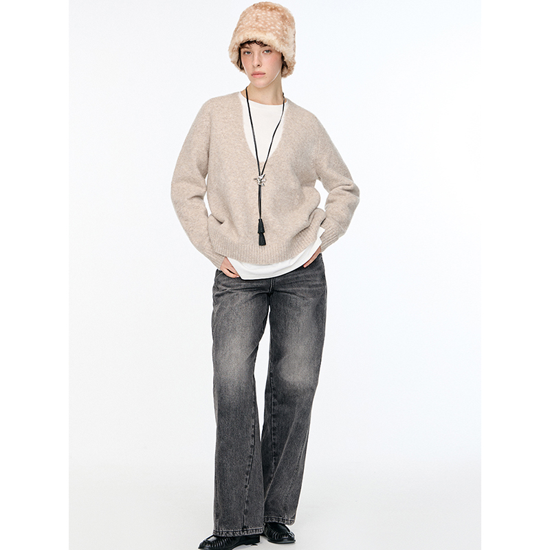 【昕怡粉丝专享】PINPINPLUS松弛感摩登深V领绒套头毛衣8D22851HP