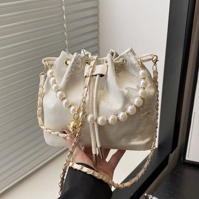 手拎珍珠水桶包女2025夏季新中式刺绣单肩包小众简约高级感斜挎包,箱包皮具/热销女包/男包,水桶包,淘宝优惠券,粉丝福利购,淘宝优惠卷