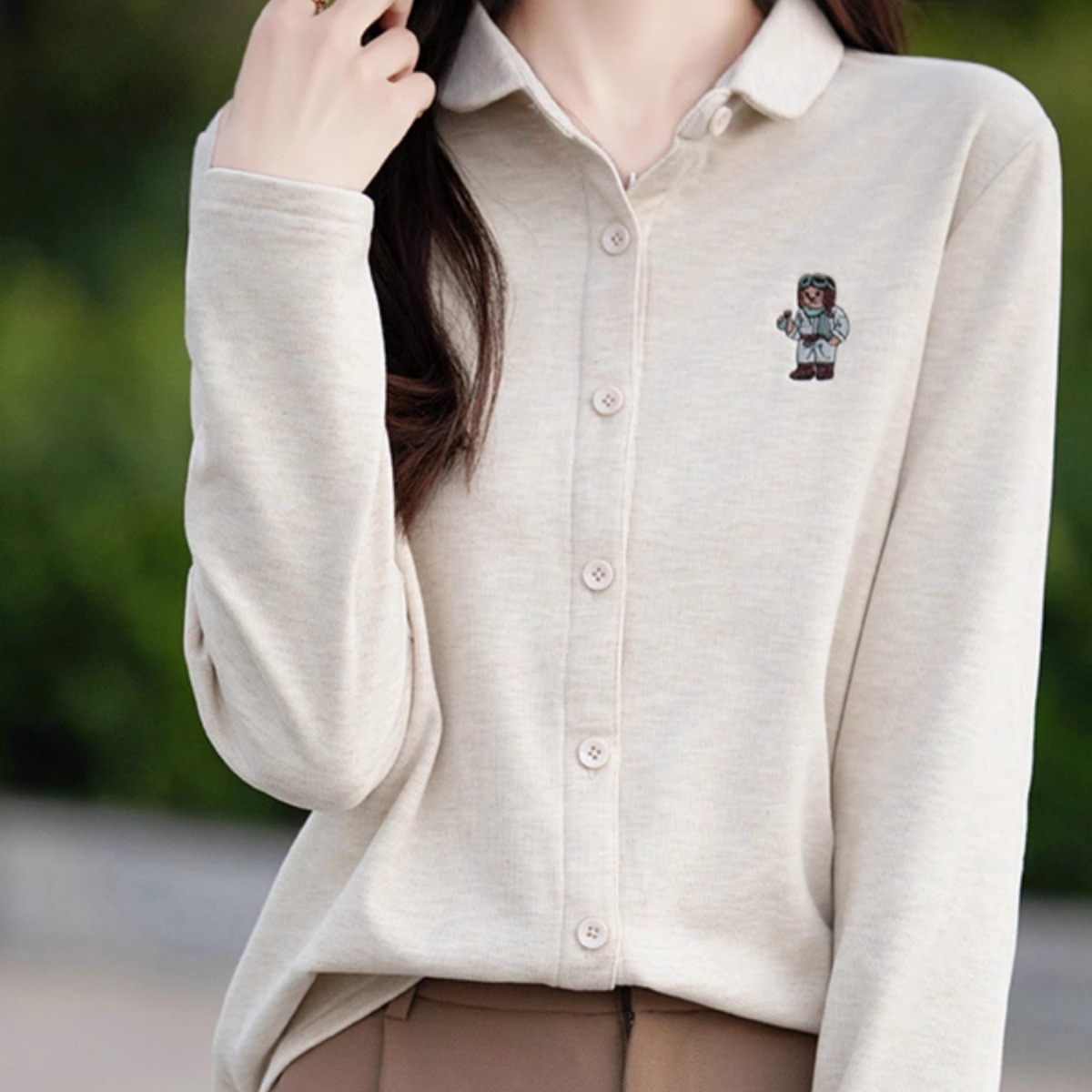 时尚刺绣衬衫领打底衫女