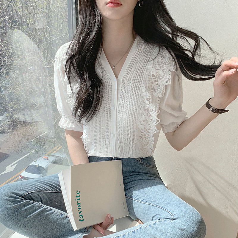 KOREAN WHITE SHIRT WOMENS VERSION LOOSE AND VERSATILE DESIGN SENSE NICHE LACE V-NECK FRENCH SHORT SLEEVE TOP