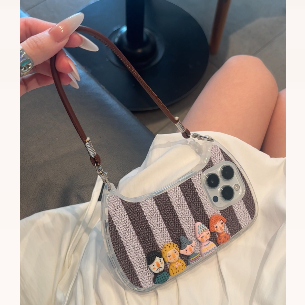 条纹人偶手提包适用iPhone15promax手机壳苹果17pro新款16promax小众13潮流12保护套11硅胶防摔15plus软壳女