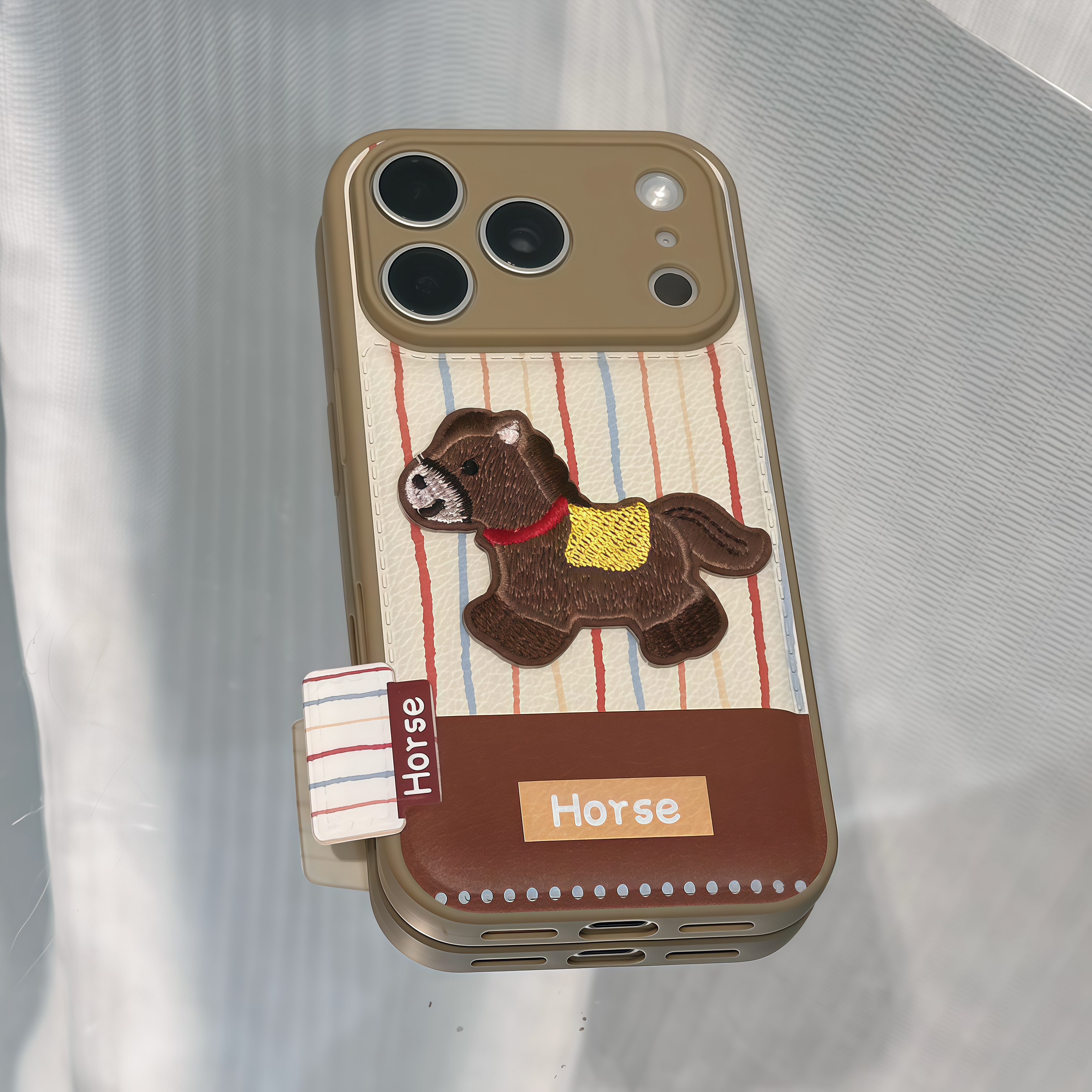 棕色小马刺绣适用苹果16pro手机壳iPhone15promax新款14华为p70荣耀300创意vivox200卡通oppo小米17pro气垫软