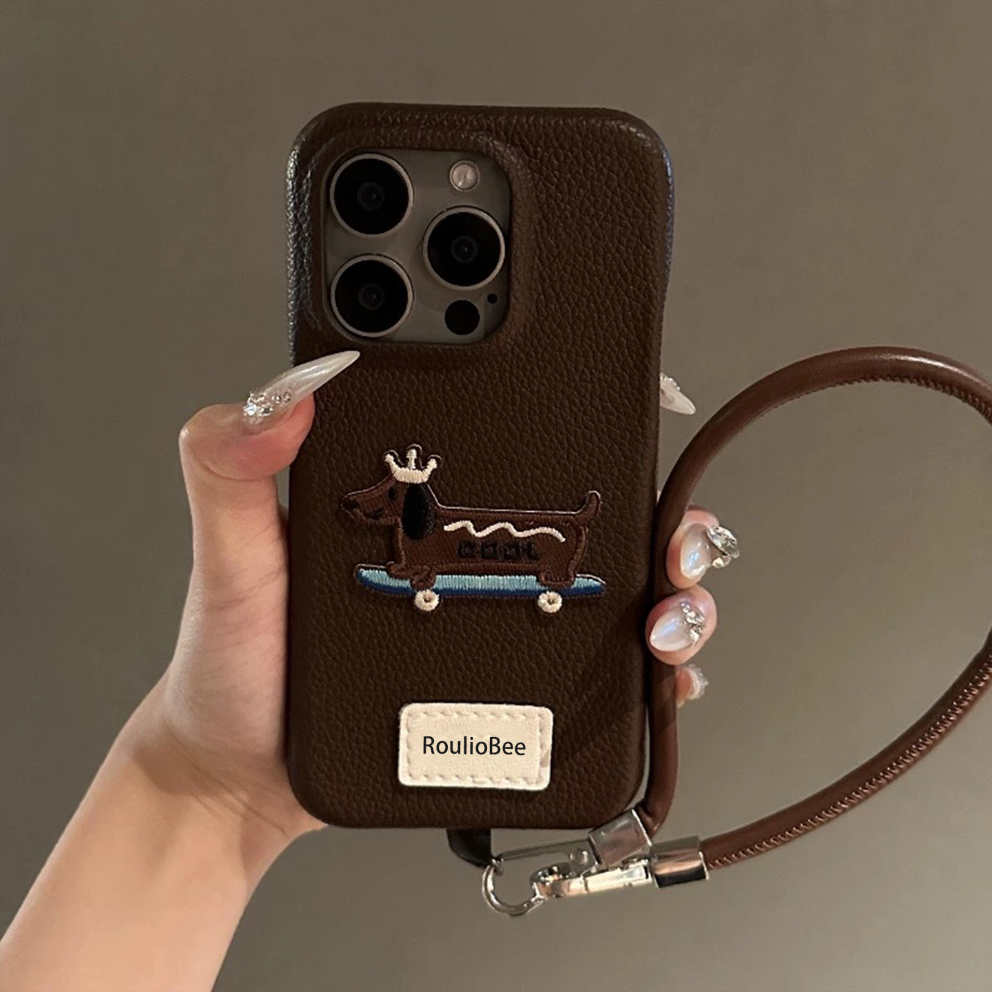 个性立体刺绣卡通韩ins适用苹果15promax手机壳iPhone16全包13新款软14Promax防滑皮质软壳保护套12腕带挂绳