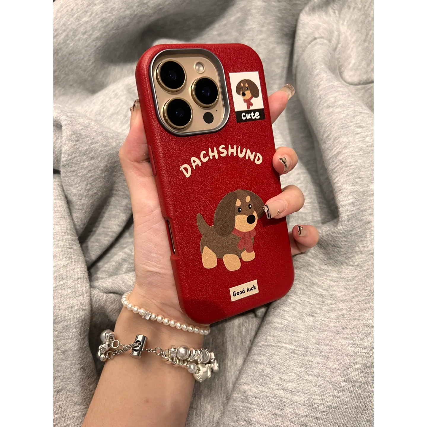 ins酒红腊肠狗适用苹果16promax手机壳16新款iphone15promax创意13皮纹金属框14PRO防摔12小众11全包可爱女款