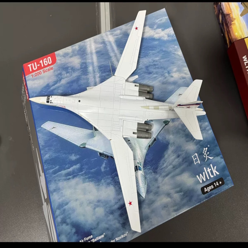 1/200俄罗斯苏联TU 图160白天鹅红场阅兵轰炸机飞机模型合金摆件