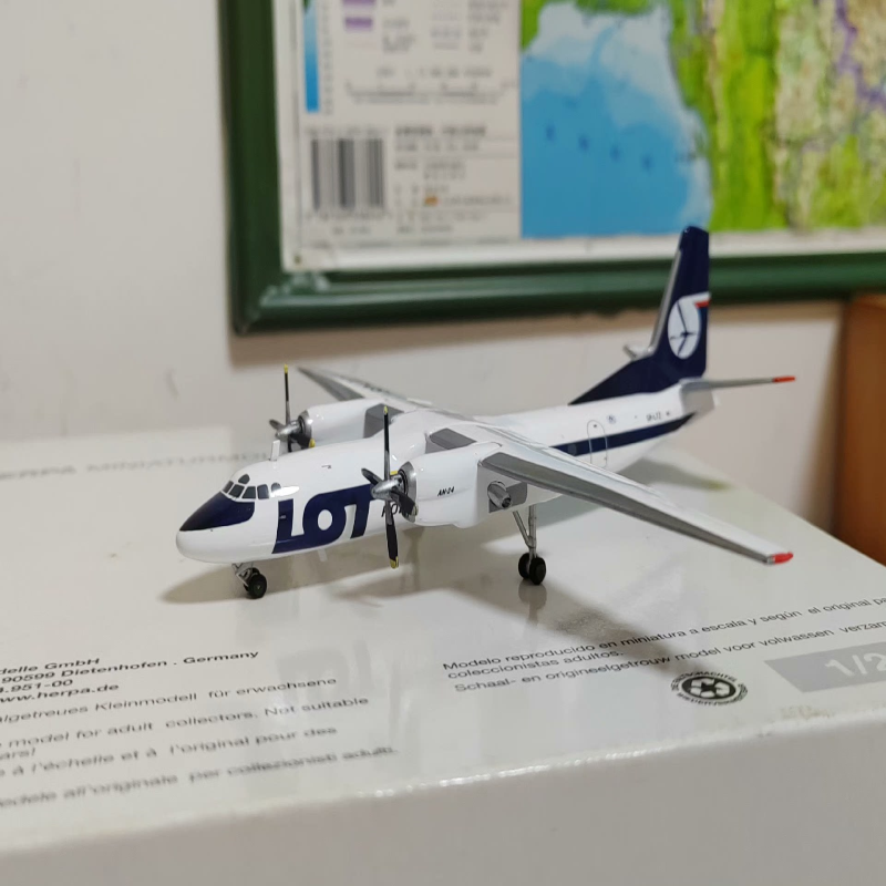 herpa200 波兰航空安24 SP-LTZ一侧排气口上方有裂痕机尾舱门移