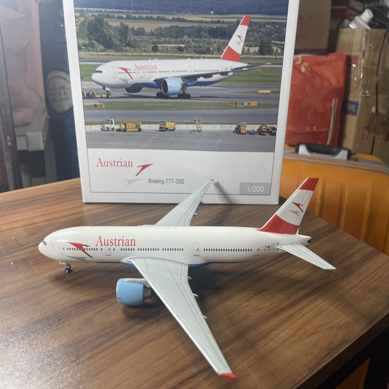 出的奥地利航空波音777-200E模型，主色调为白色配以红色尾翼，