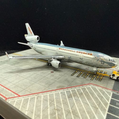 1：400 JC  MD-11 原型机 ，编号N111MD，电镀涂装，有首发用户徽