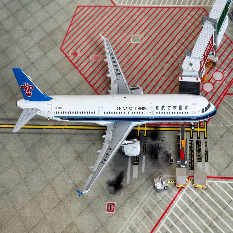 AV 1/200 南方航空空客A321 注册号B6683起落架粘死，不影响摆放