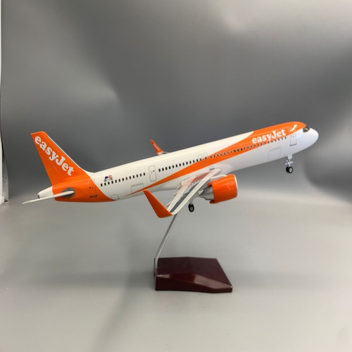 easyJet易捷航空A321客机模型带轮带灯模型摆件比例1:100，长度7