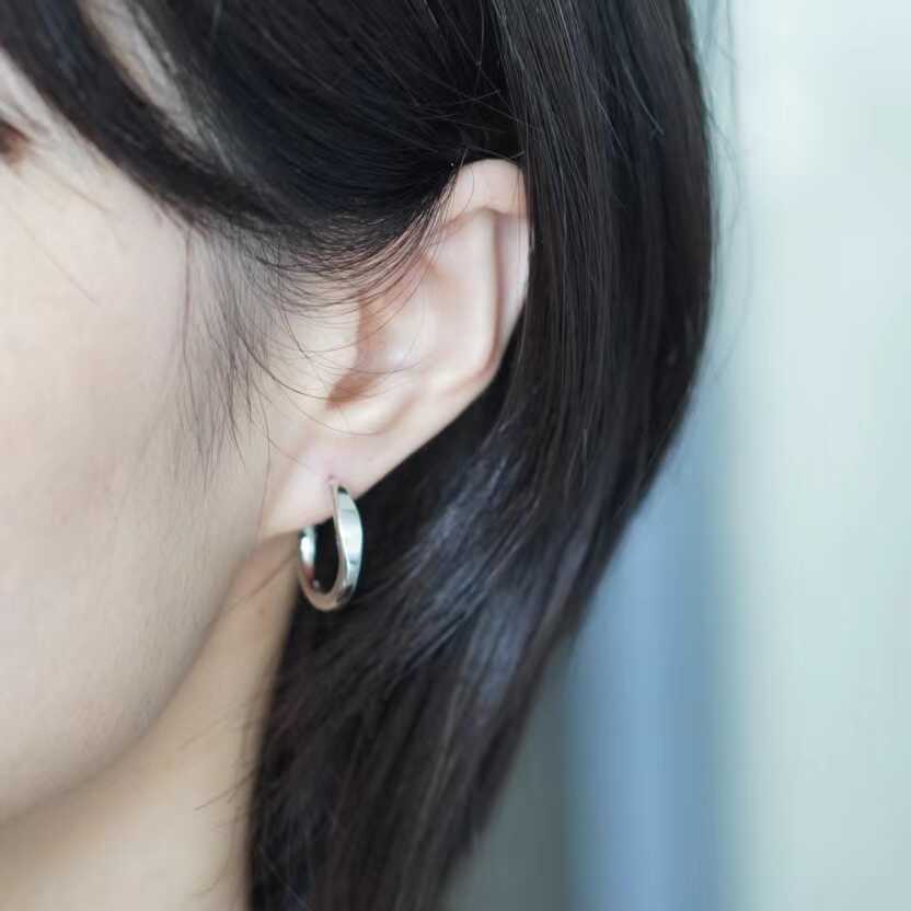 2024年新款银色冷淡风素圈耳环