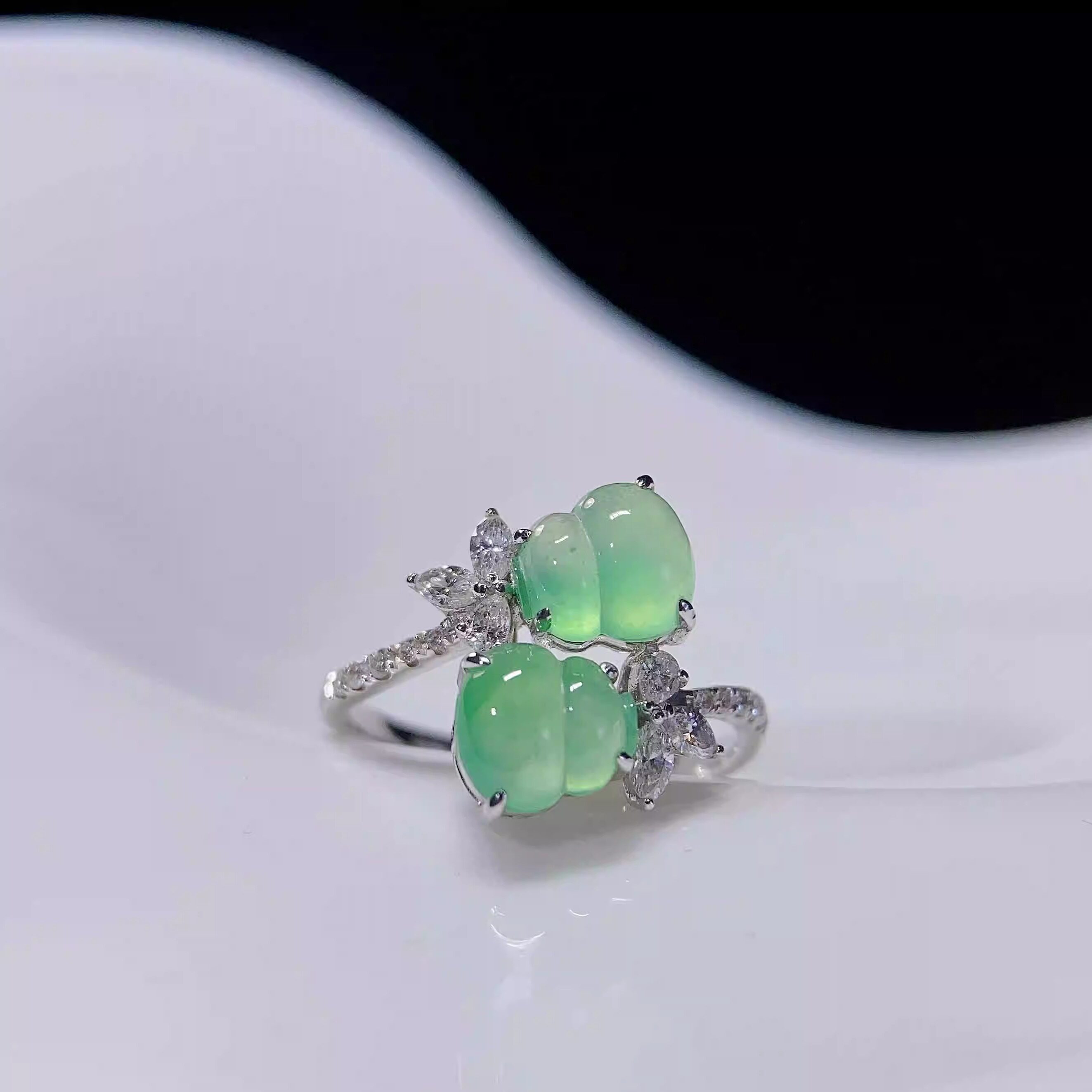 现货天然翡翠A货高冰种18K金伴钻石镶嵌木那甜阳绿双葫芦戒指