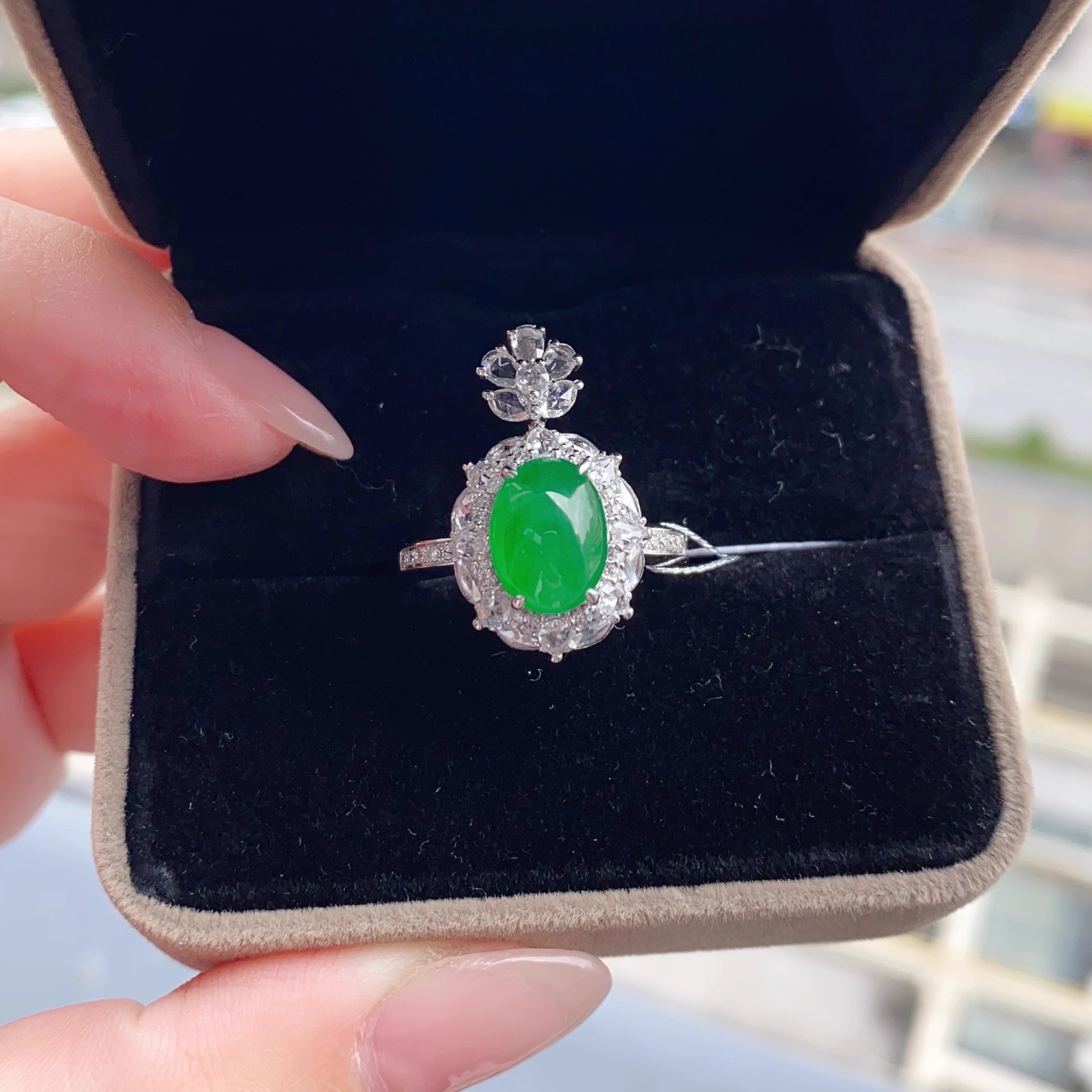 现货18K金伴钻石镶嵌天然翡翠A货辣阳绿蛋面戒指吊坠两用款