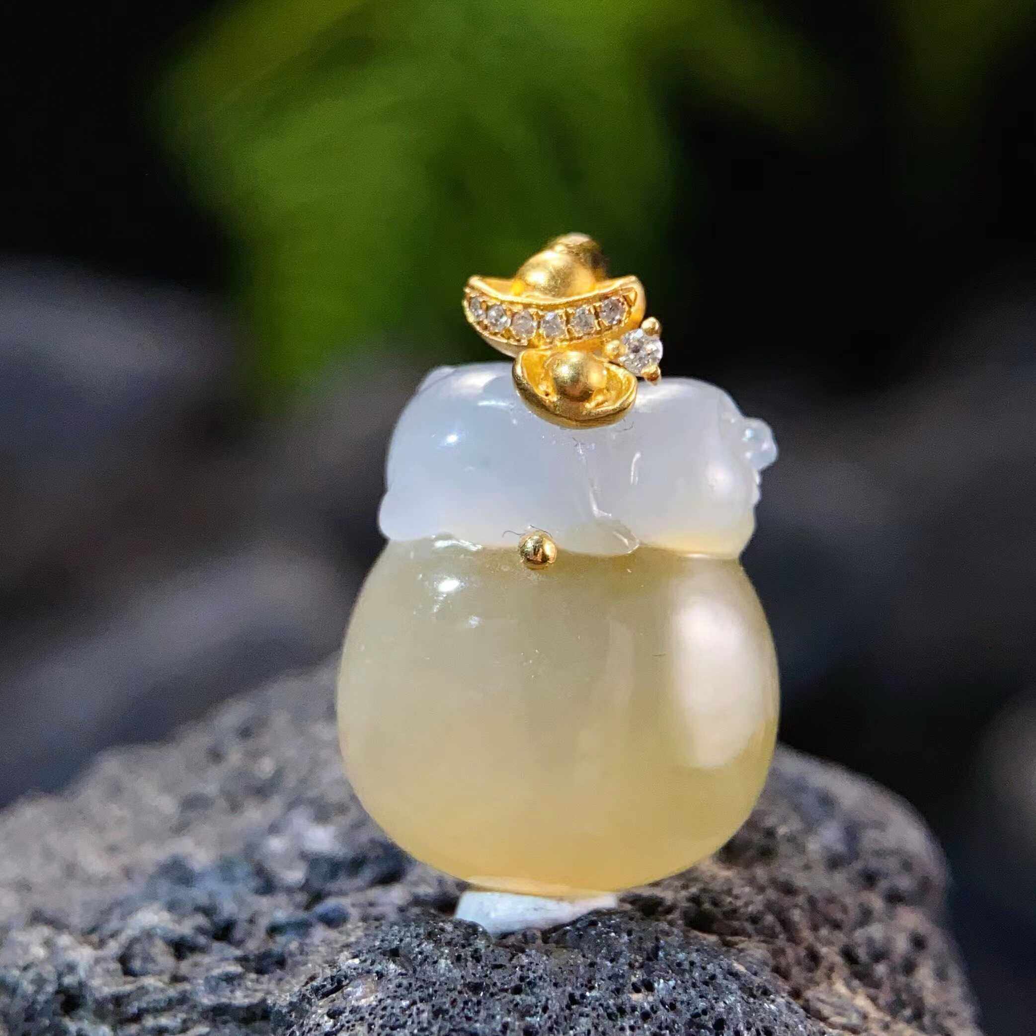 天然翡翠A货冰种18K金伴钻石镶嵌趴钱袋的小猪吊坠