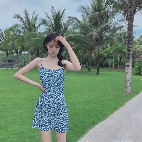 夏季2026碎花吊带连衣裙女小个子法式夏性感蓝色显瘦气质短款裙子
