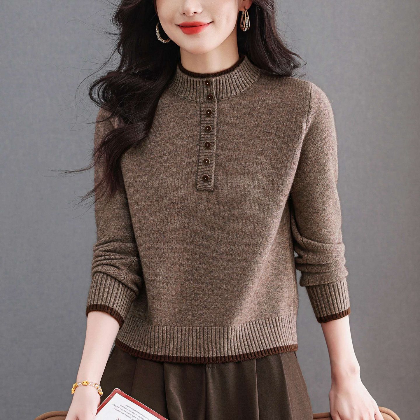 2025年秋冬半高领针织毛衣女驼色渐变纽扣装饰修身显瘦内搭打底衫