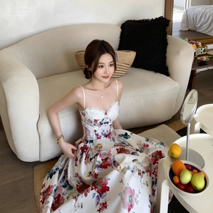 度假风碎花吊带裙高级感法式蕾丝花边拼接吊带连衣裙收腰印花长裙