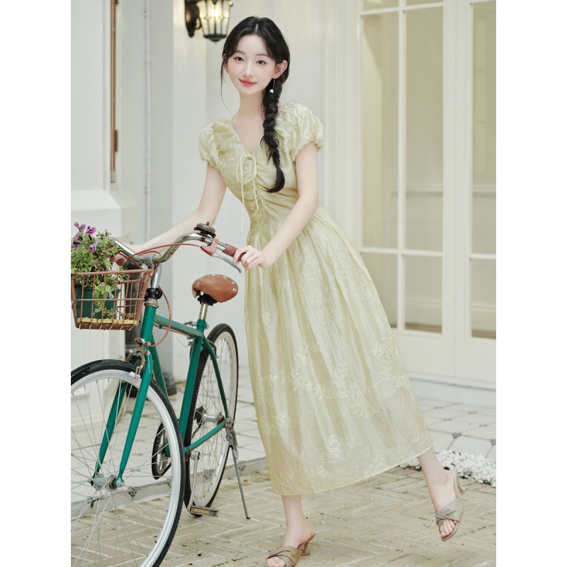 法式初恋黄色刺绣V领连衣裙温柔